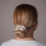 Claide Elaine Scrunchie Beige Frisur - Foto 4