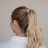 Stilvoll und glänzend: Die Pastell Scrunchies von Claide aus edler Satin-Seide