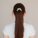 Ein Hauch von Luxus für Ihre Frisur: Das Marble Scrunchie von Claide aus echter Seide