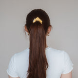 Ein Hauch von Luxus für Ihre Frisur: Das Betty Scrunchie von Claide aus echter Seide
