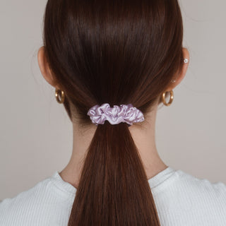Ein Hauch von Luxus für Ihre Frisur: Das Jeanne Scrunchie von Claide aus echter Seide