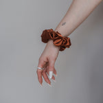 Echte Seide, zeitlose Schönheit: Das Claide Constance Scrunchie für anspruchsvolle Styles