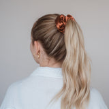 Constance Scrunchie von Claide – Zeitlose Eleganz mit hochwertiger Seide
