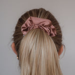 Satin-Seide, zeitlose Schönheit: Das Claide Marlene Scrunchie für anspruchsvolle Styles
