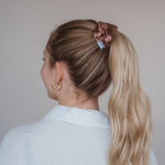 Entdecken Sie den Luxus von echter Seide mit dem Claide Solène Scrunchie
