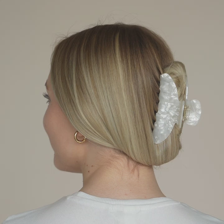 Kreieren Sie mühelos elegante Frisuren mit der Lotte Haarklammer von Claide