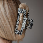 Nähebetrachtung von Frau mit Liva Haarklammer im Haar - Elegantes Accessoire für jeden Haarstyle
