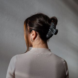Alicia Haarklammer im Einsatz - sehen Sie, wie vielseitig die Haarklammer ist und wie gut sie in jedes Haar passt. Schauen Sie sich das Tragebild an und entdecken Sie die verschiedenen Möglichkeiten, wie die Haarklammer getragen werden kann