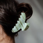 Matcha Haarklammer im Detail - bewundere die feine Verarbeitung und ihre Vielseitigkeit